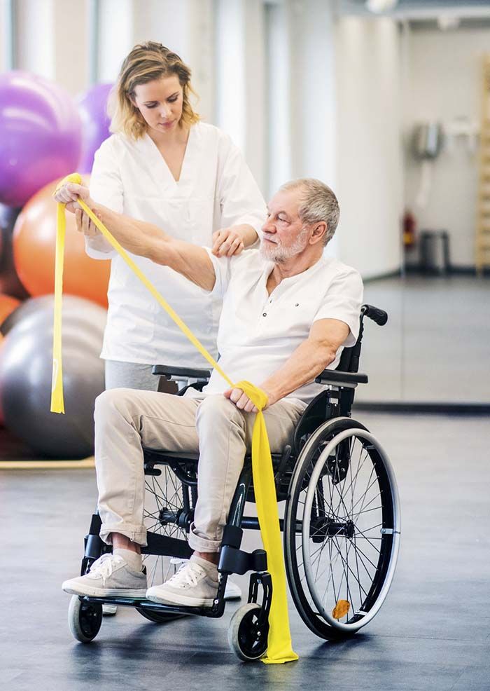 Hombre en silla de ruedas